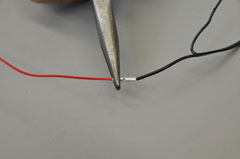 LEDの配線に端子を圧着