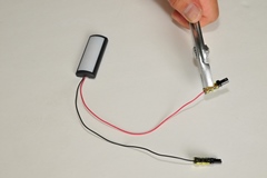 LEDのコードにコネクターを取り付けする