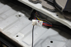 LEDマイナス線に配線コネクターを接続