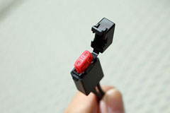 フリータイプヒューズ電源にヒューズをセット